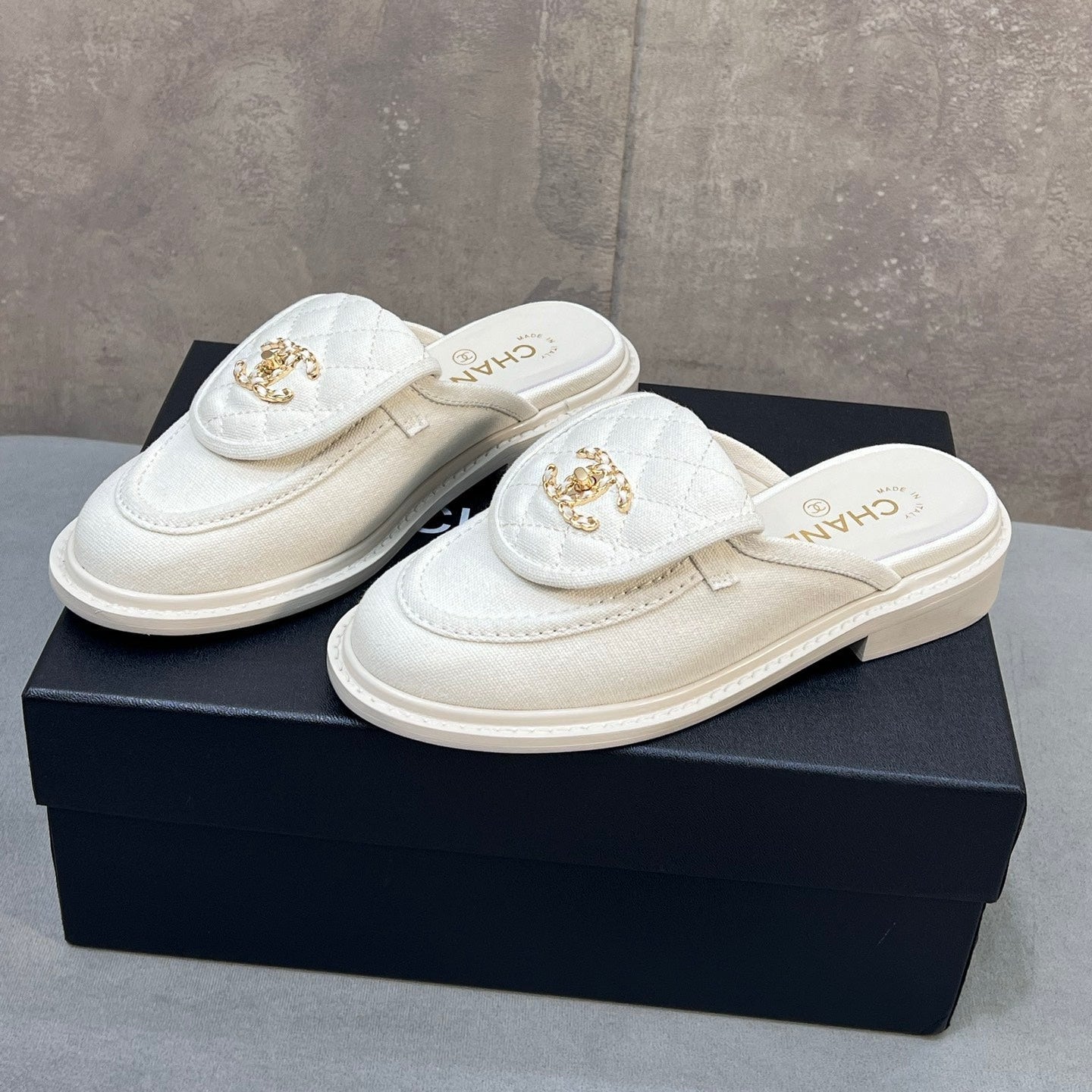 CHANEL 26S MULE LOAFERS IN WHITE CANVAS WITH QUILTED FLAP & CC LOGO