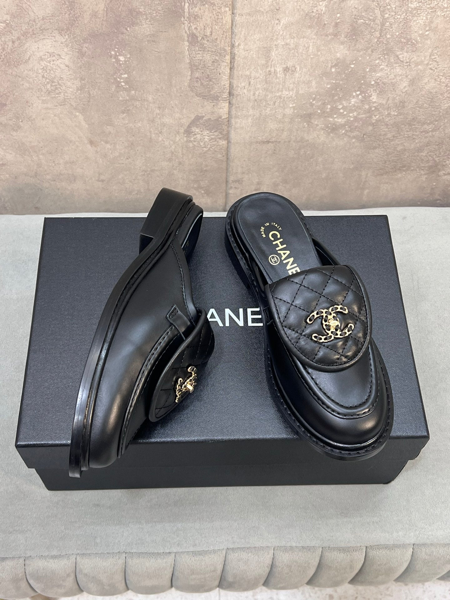 CHANEL 26S MULE LOAFERS IN BLACK QUILTED CALFSKIN WITH CC LOGO