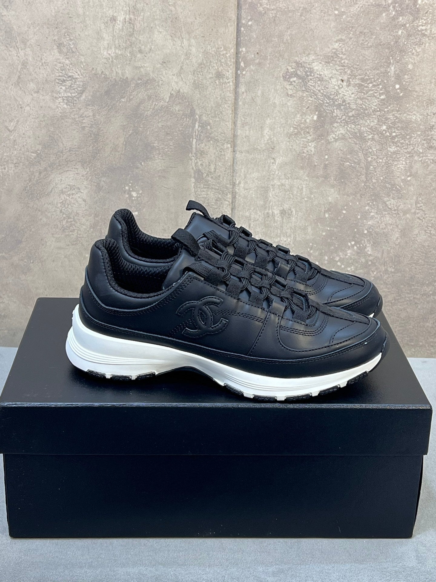 CHANEL 26S RUNNER CC LOGO SNEAKERS IN BLACK CALFSKIN