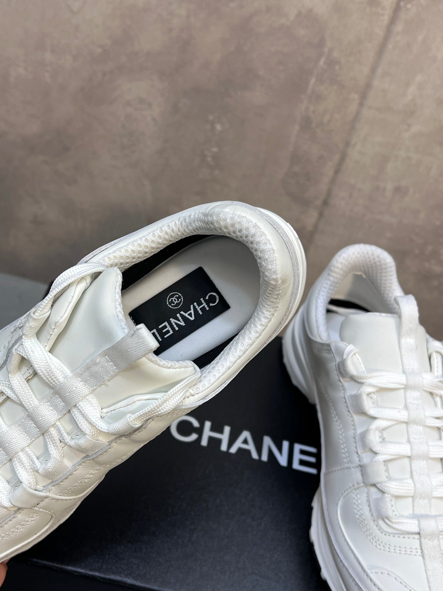 CHANEL 26S RUNNER CC LOGO SNEAKERS IN WHITE CALFSKIN