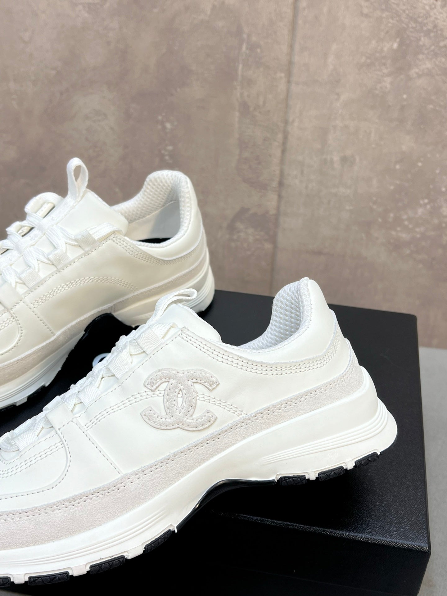 CHANEL 26S RUNNER CC LOGO SNEAKERS IN WHITE CALFSKIN AND SUEDE