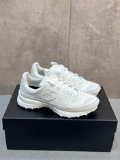 CHANEL 26S RUNNER CC LOGO SNEAKERS IN WHITE CALFSKIN AND SUEDE