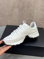 CHANEL 26S RUNNER CC LOGO SNEAKERS IN WHITE CALFSKIN AND SUEDE
