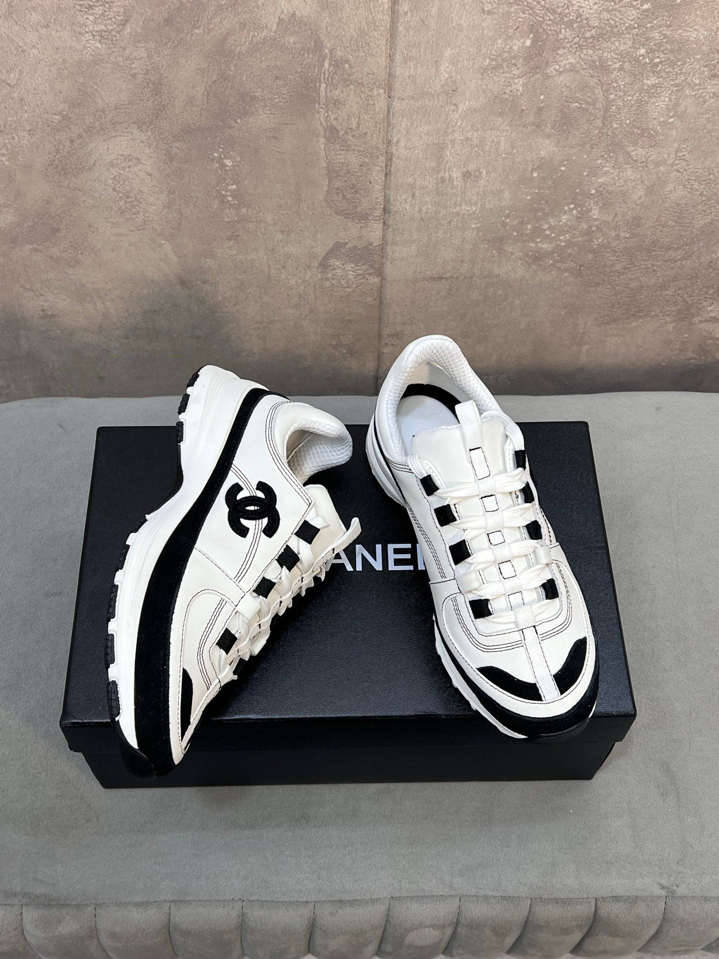CHANEL 26S RUNNER CC LOGO SNEAKERS IN WHITE AND BLACK CALFSKIN