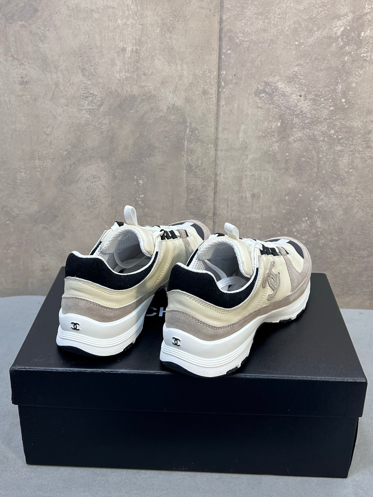 CHANEL 26S RUNNER CC LOGO SNEAKERS IN BEIGE AND GREY CALFSKIN