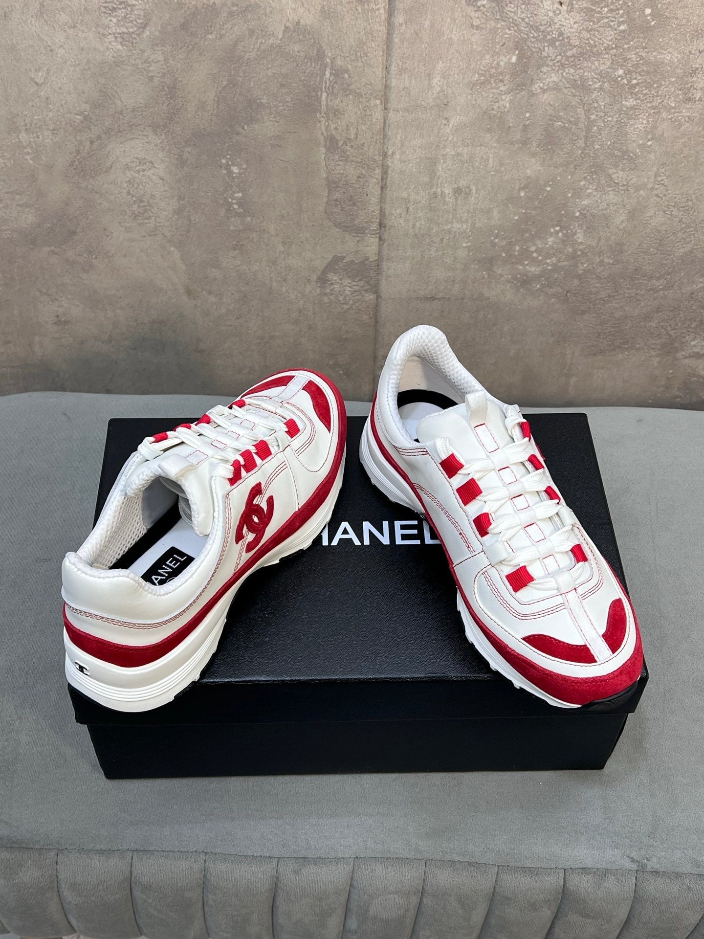 CHANEL 26S RUNNER CC LOGO SNEAKERS IN WHITE AND RED CALFSKIN