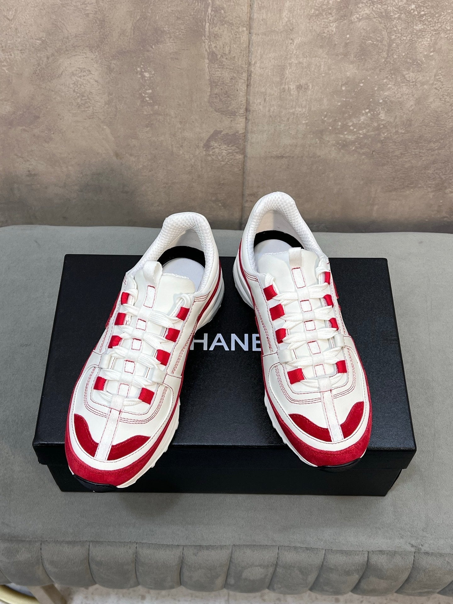CHANEL 26S RUNNER CC LOGO SNEAKERS IN WHITE AND RED CALFSKIN