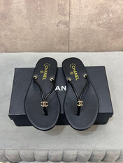 CHANEL 26S FLIP FLOPS IN BLACK CALFSKIN CC LOGO