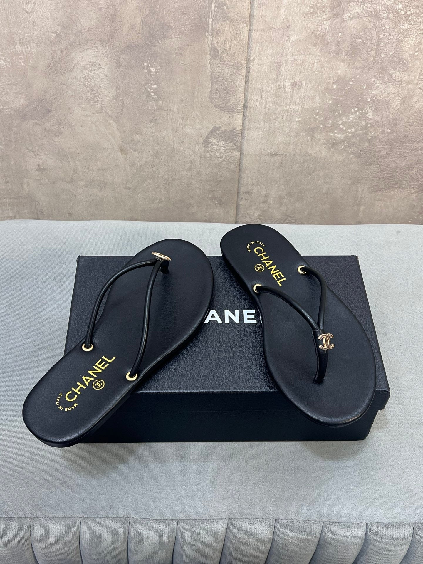 CHANEL 26S FLIP FLOPS IN BLACK CALFSKIN CC LOGO
