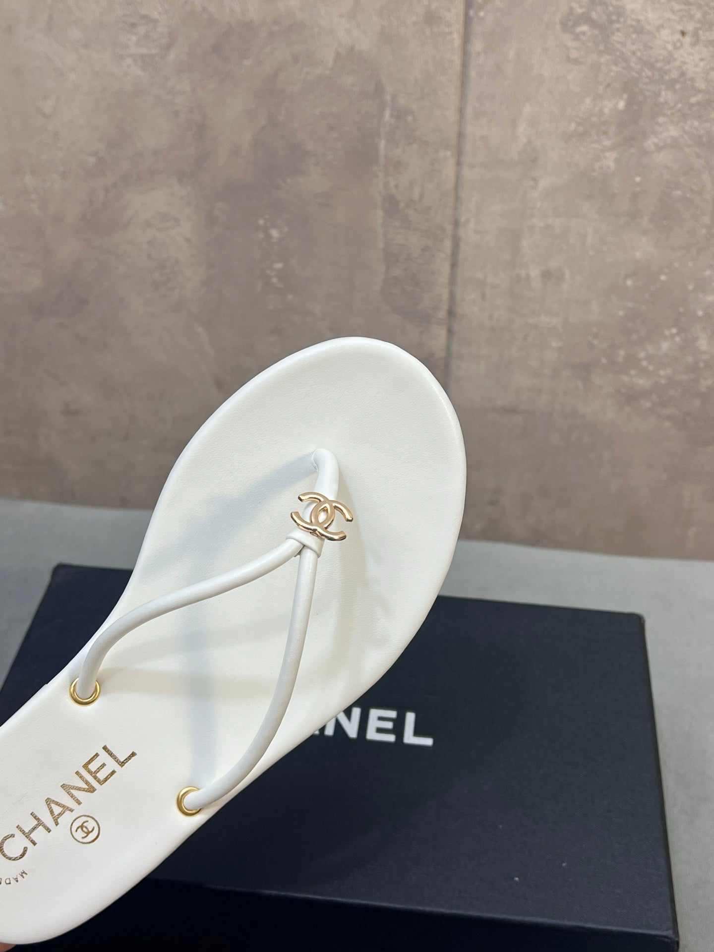 CHANEL 26S FLIP FLOPS IN WHITE CALFSKIN CC LOGO