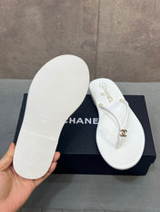 CHANEL 26S FLIP FLOPS IN WHITE CALFSKIN CC LOGO