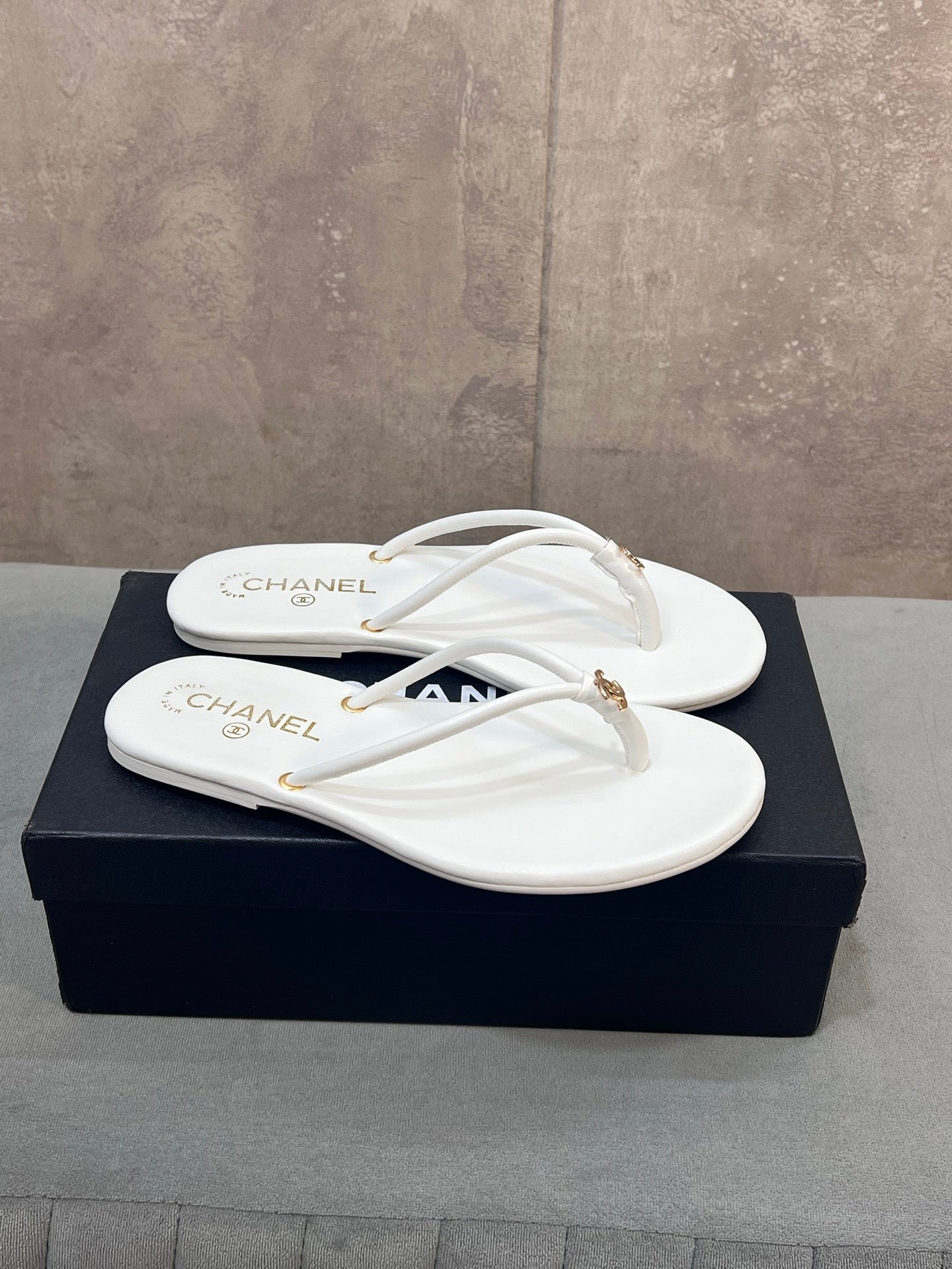 CHANEL 26S FLIP FLOPS IN WHITE CALFSKIN CC LOGO