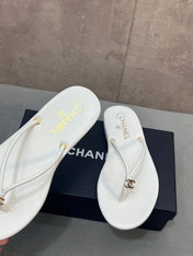 CHANEL 26S FLIP FLOPS IN WHITE CALFSKIN CC LOGO