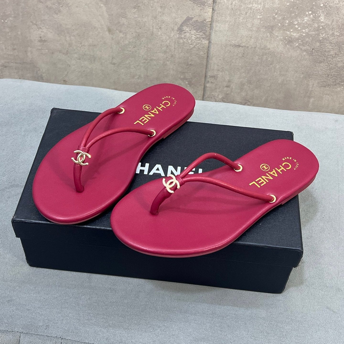 CHANEL 26S FLIP FLOPS IN RED CALFSKIN CC LOGO