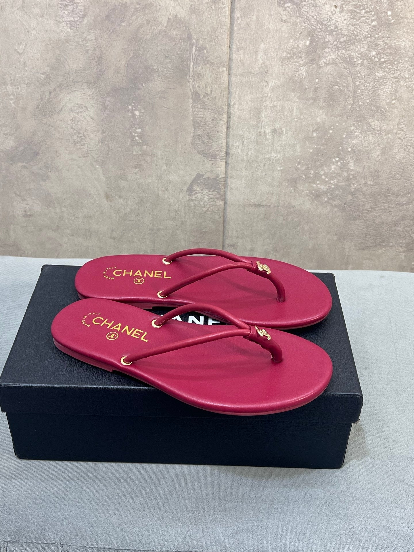 CHANEL 26S FLIP FLOPS IN RED CALFSKIN CC LOGO