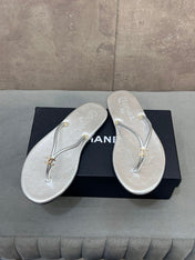 CHANEL 26S FLIP FLOPS IN SILVER CALFSKIN CC LOGO