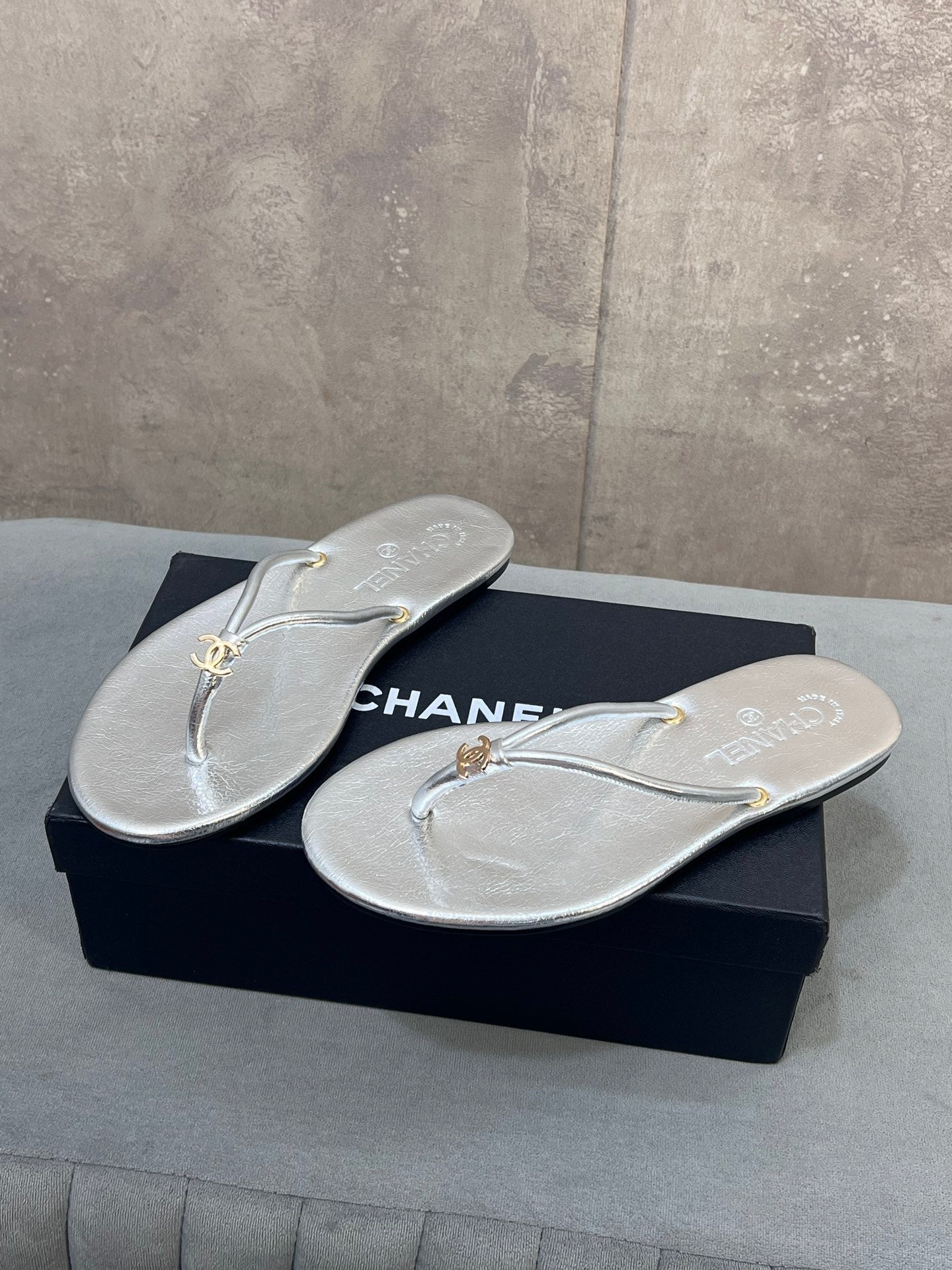 CHANEL 26S FLIP FLOPS IN SILVER CALFSKIN CC LOGO