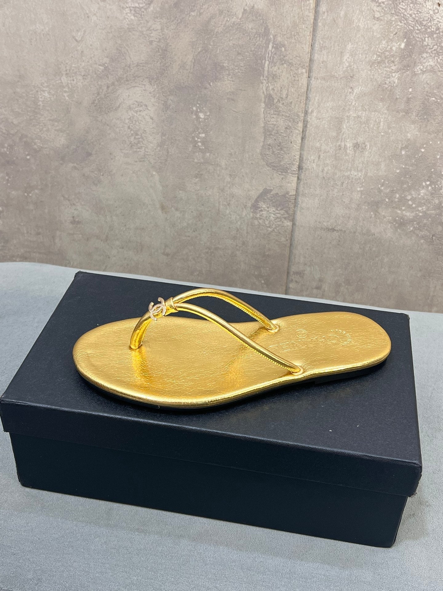 CHANEL 26S FLIP FLOPS IN GOLD CALFSKIN CC LOGO