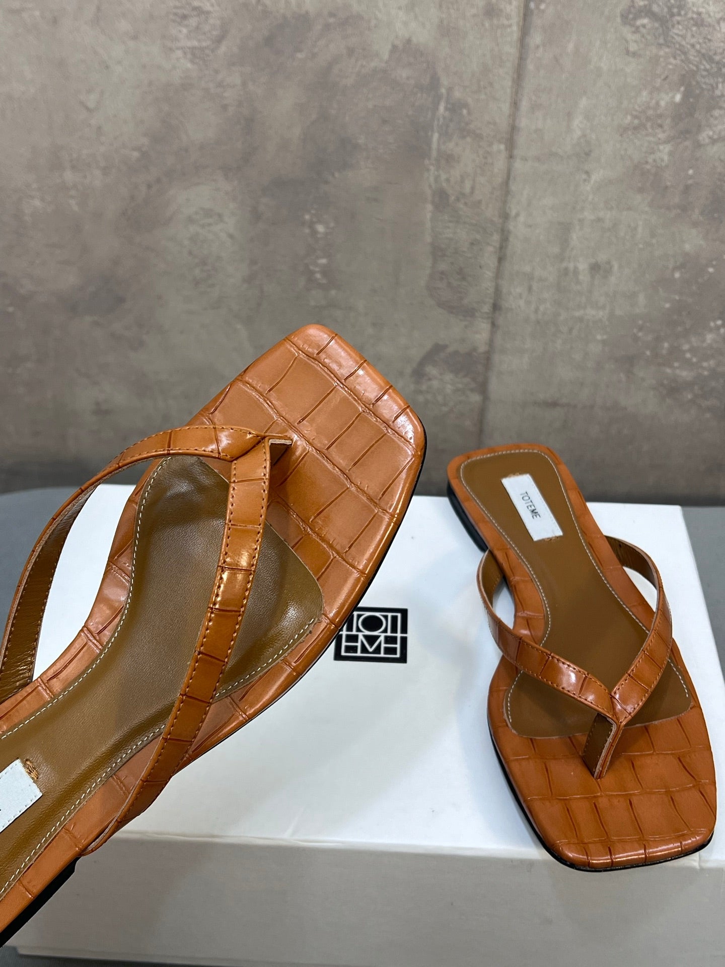 THE ROW 26S SQUARE TOE THONG SANDALS IN CARAMEL BROWN CROCODILE EMBOSSED CALFSKIN
