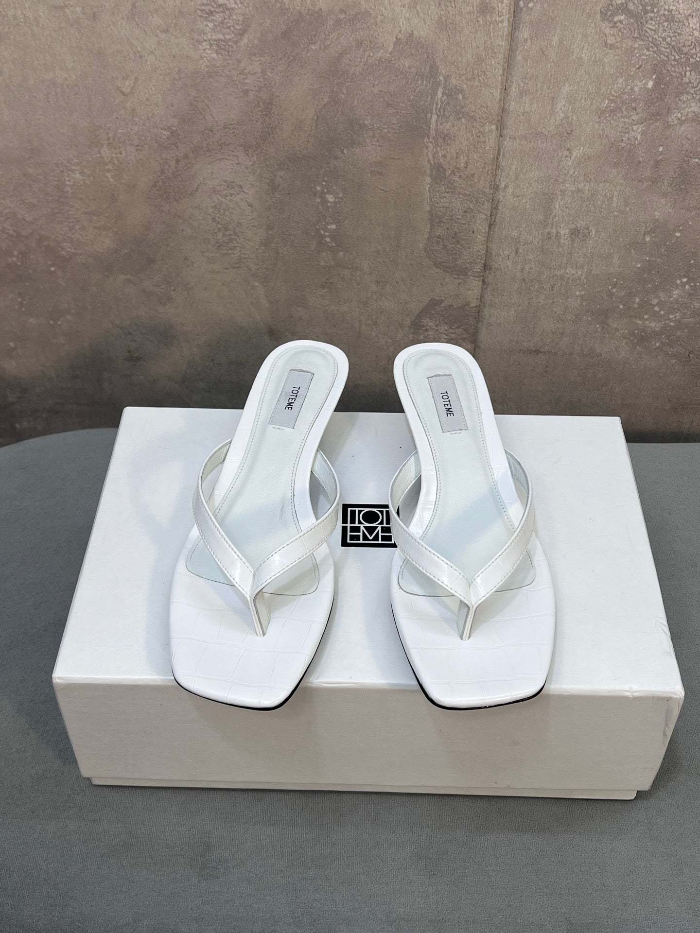 THE ROW 26S SQUARE TOE THONG KITTEN HEEL SANDALS 45MM IN WHITE CROCODILE EMBOSSED CALFSKIN