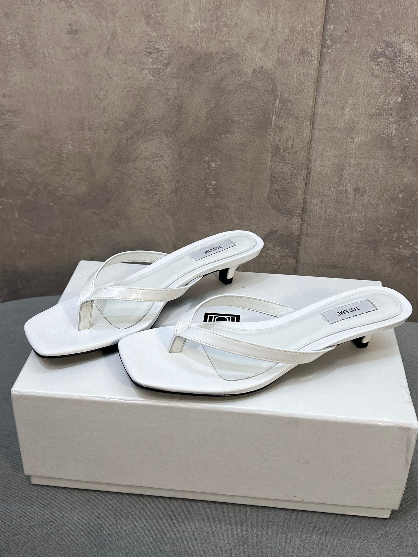 THE ROW 26S SQUARE TOE THONG KITTEN HEEL SANDALS 45MM IN WHITE CROCODILE EMBOSSED CALFSKIN