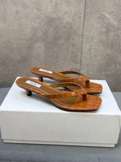THE ROW 26S SQUARE TOE THONG KITTEN HEEL SANDALS 45MM IN CARAMEL BROWN CROCODILE EMBOSSED CALFSKIN