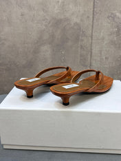 THE ROW 26S SQUARE TOE THONG KITTEN HEEL SANDALS 45MM IN CARAMEL BROWN CROCODILE EMBOSSED CALFSKIN