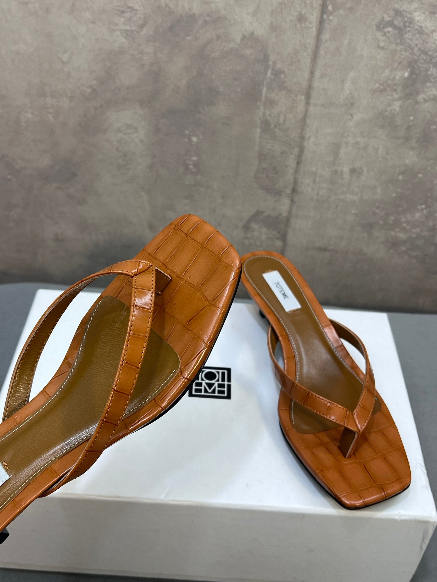 THE ROW 26S SQUARE TOE THONG KITTEN HEEL SANDALS 45MM IN CARAMEL BROWN CROCODILE EMBOSSED CALFSKIN