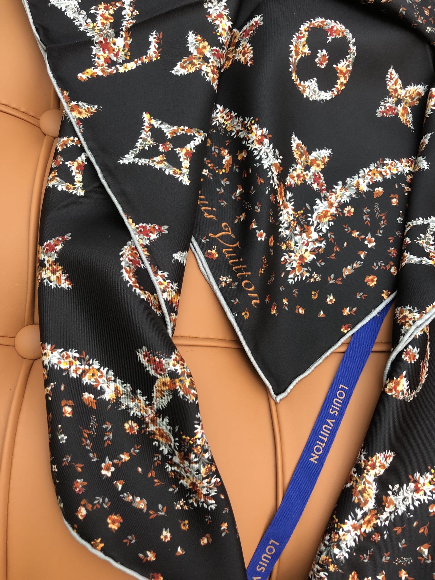 LV SCARF 90 CM IN SILK 704582