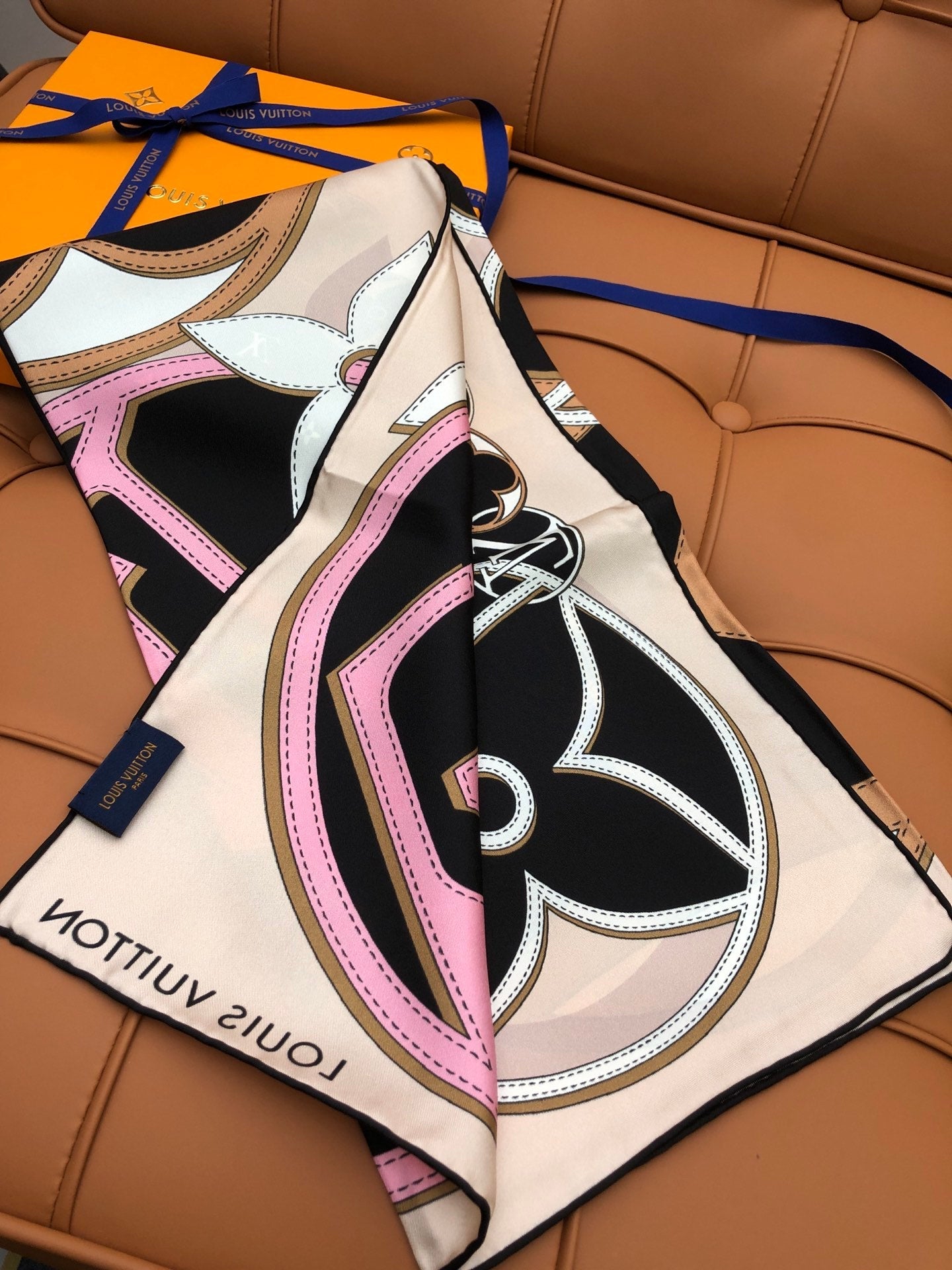 LV SCARF 90 CM IN SILK 704579