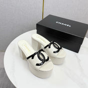 CHANEL 26S BLOCK HEEL SANDALS 100 MM IN WHITE CROCODILE-EMBOSSED CALFSKIN
