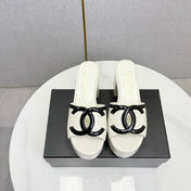 CHANEL 26S BLOCK HEEL SANDALS 100 MM IN WHITE CROCODILE-EMBOSSED CALFSKIN
