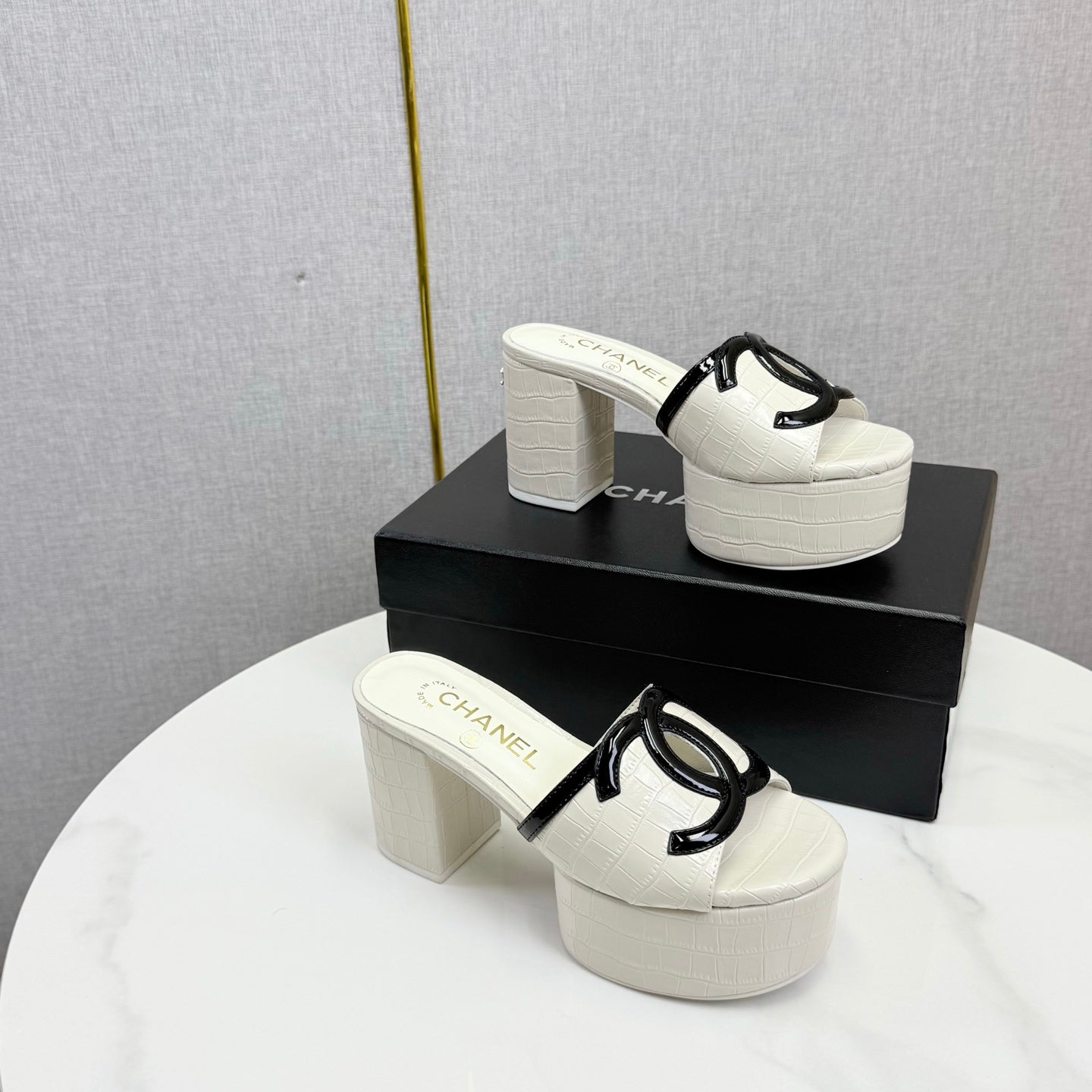 CHANEL 26S BLOCK HEEL SANDALS 100 MM IN WHITE CROCODILE-EMBOSSED CALFSKIN