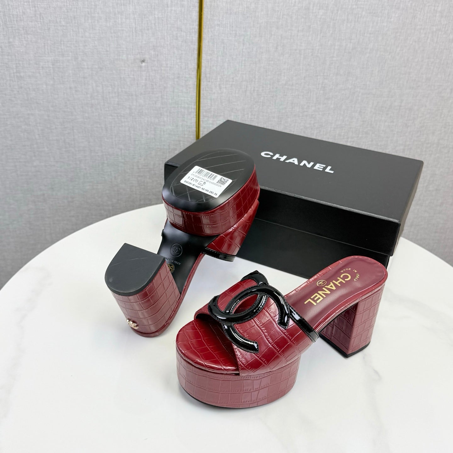CHANEL 26S BLOCK HEEL SANDALS 100 MM IN RED CROCODILE-EMBOSSED CALFSKIN