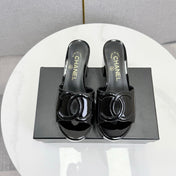 CHANEL 26S BLOCK HEEL SANDALS 100 MM IN BLACK PATENT CALFSKIN