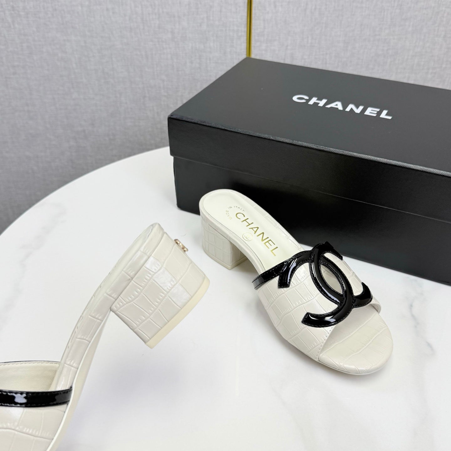 CHANEL 26S BLOCK HEEL SANDALS 40 MM IN WHITE CROCODILE-EMBOSSED CALFSKIN