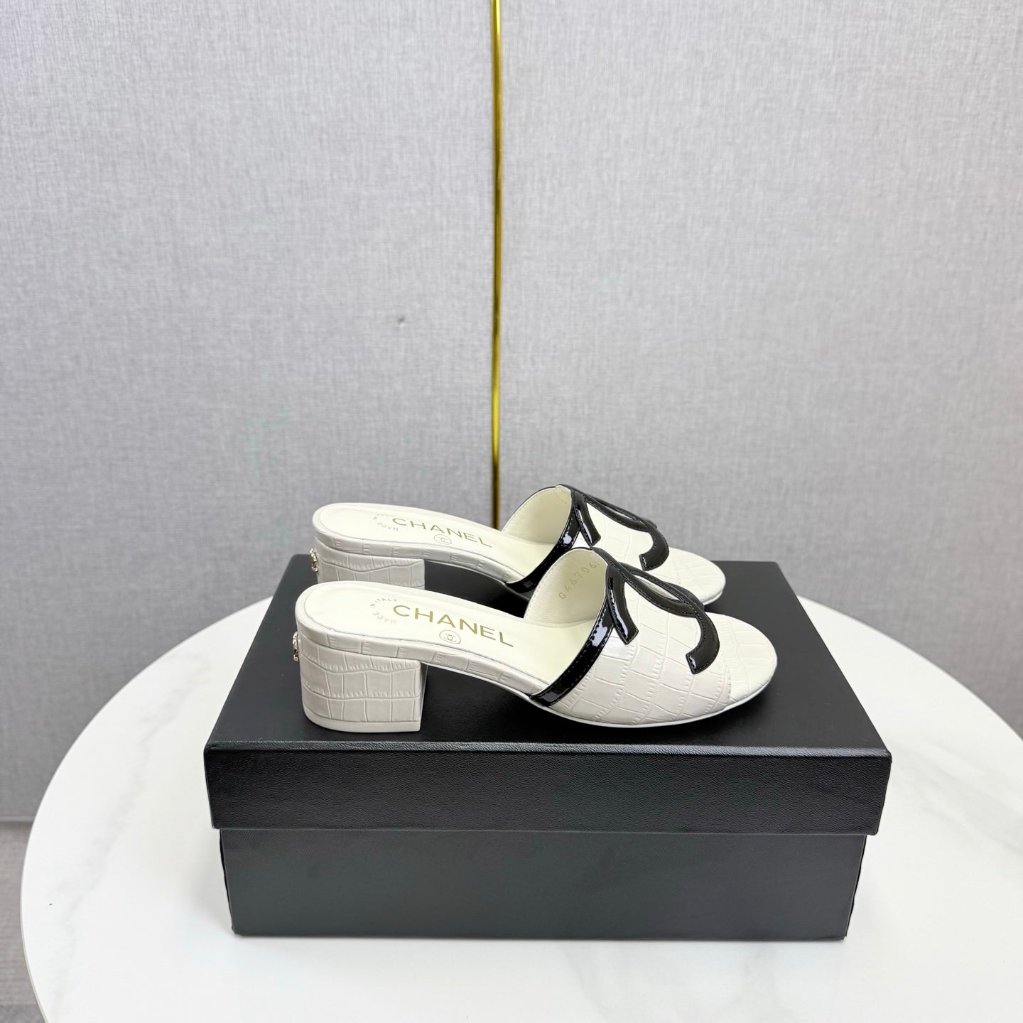 CHANEL 26S BLOCK HEEL SANDALS 40 MM IN WHITE CROCODILE-EMBOSSED CALFSKIN