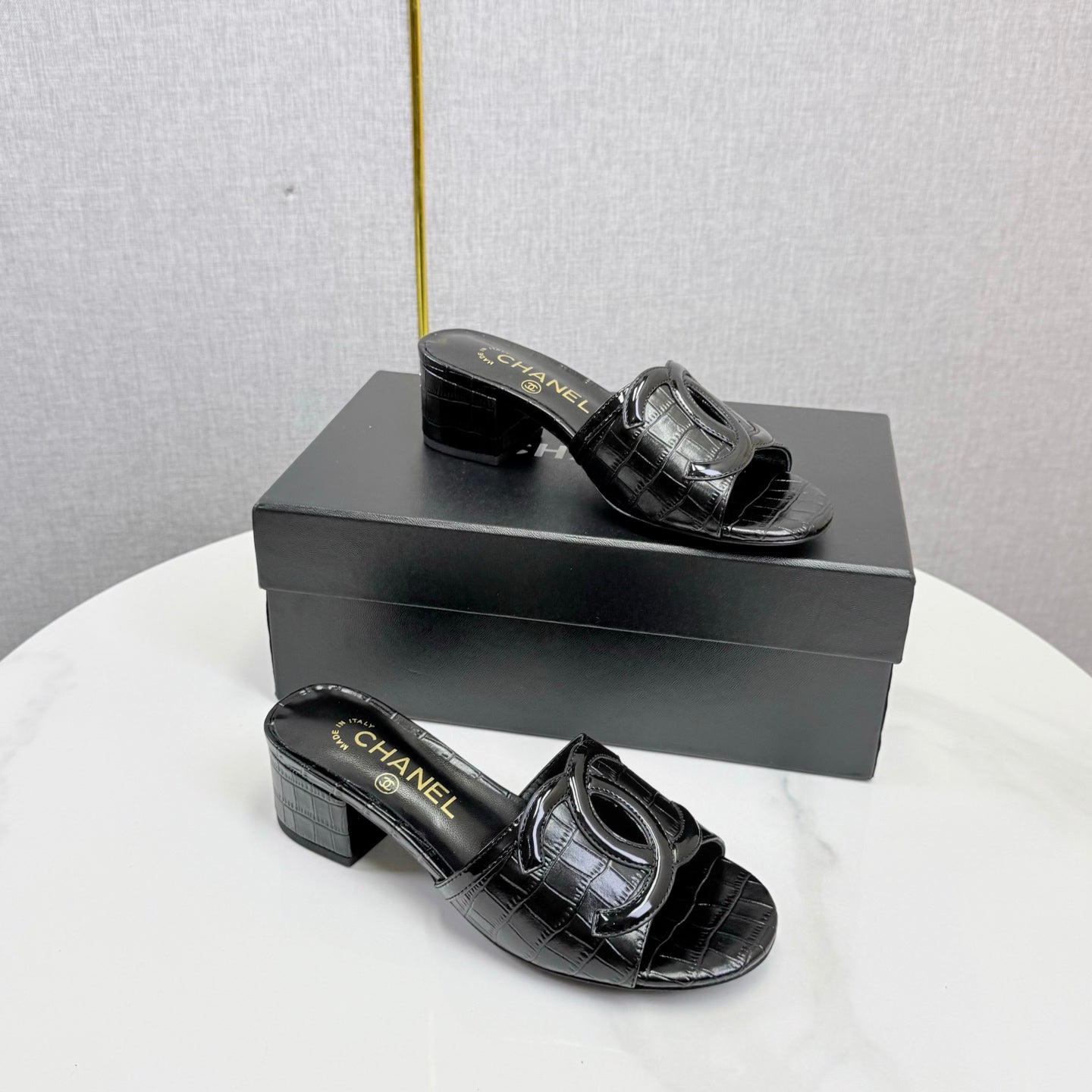 CHANEL 26S BLOCK HEEL SANDALS 40 MM IN BLACK CROCODILE-EMBOSSED CALFSKIN