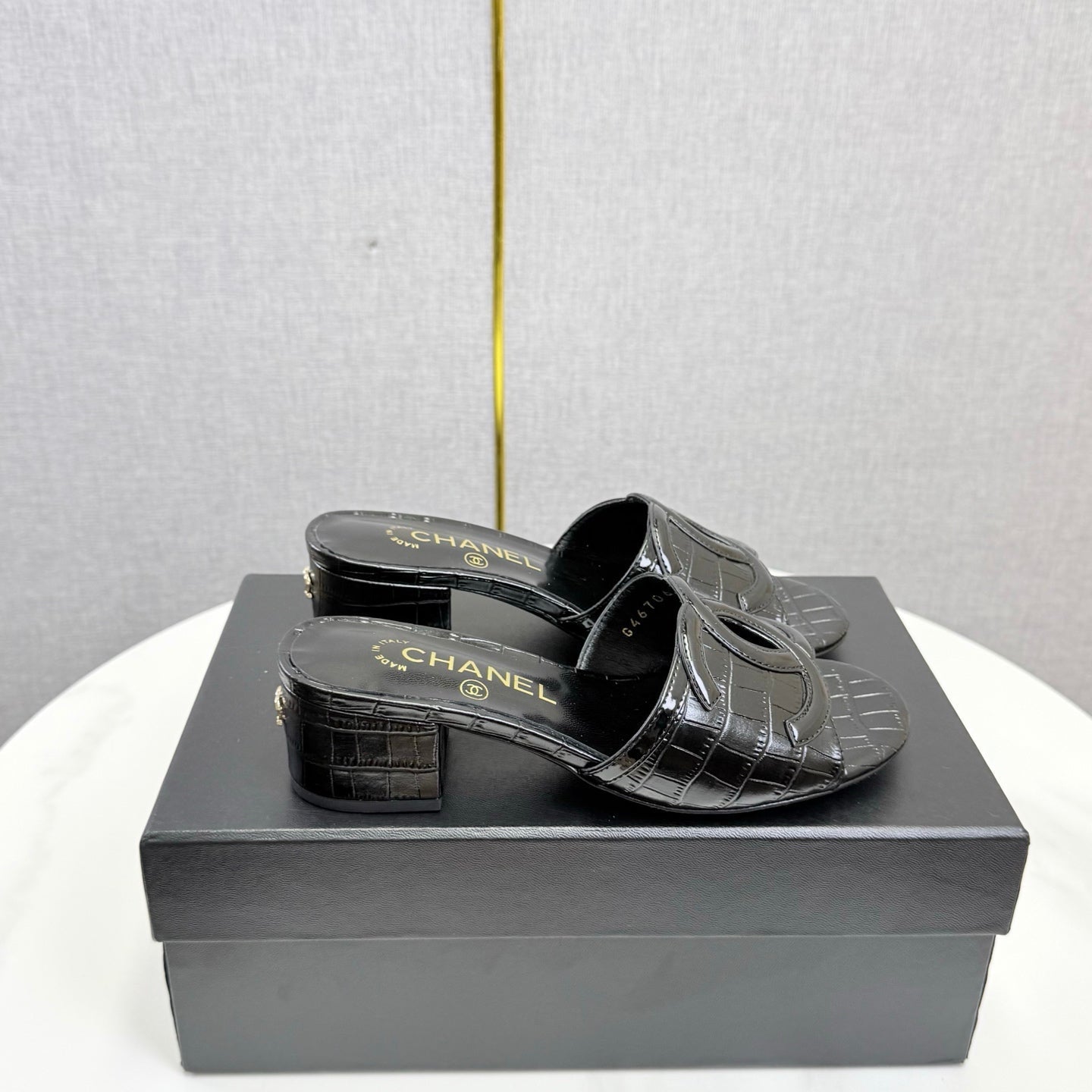 CHANEL 26S BLOCK HEEL SANDALS 40 MM IN BLACK CROCODILE-EMBOSSED CALFSKIN