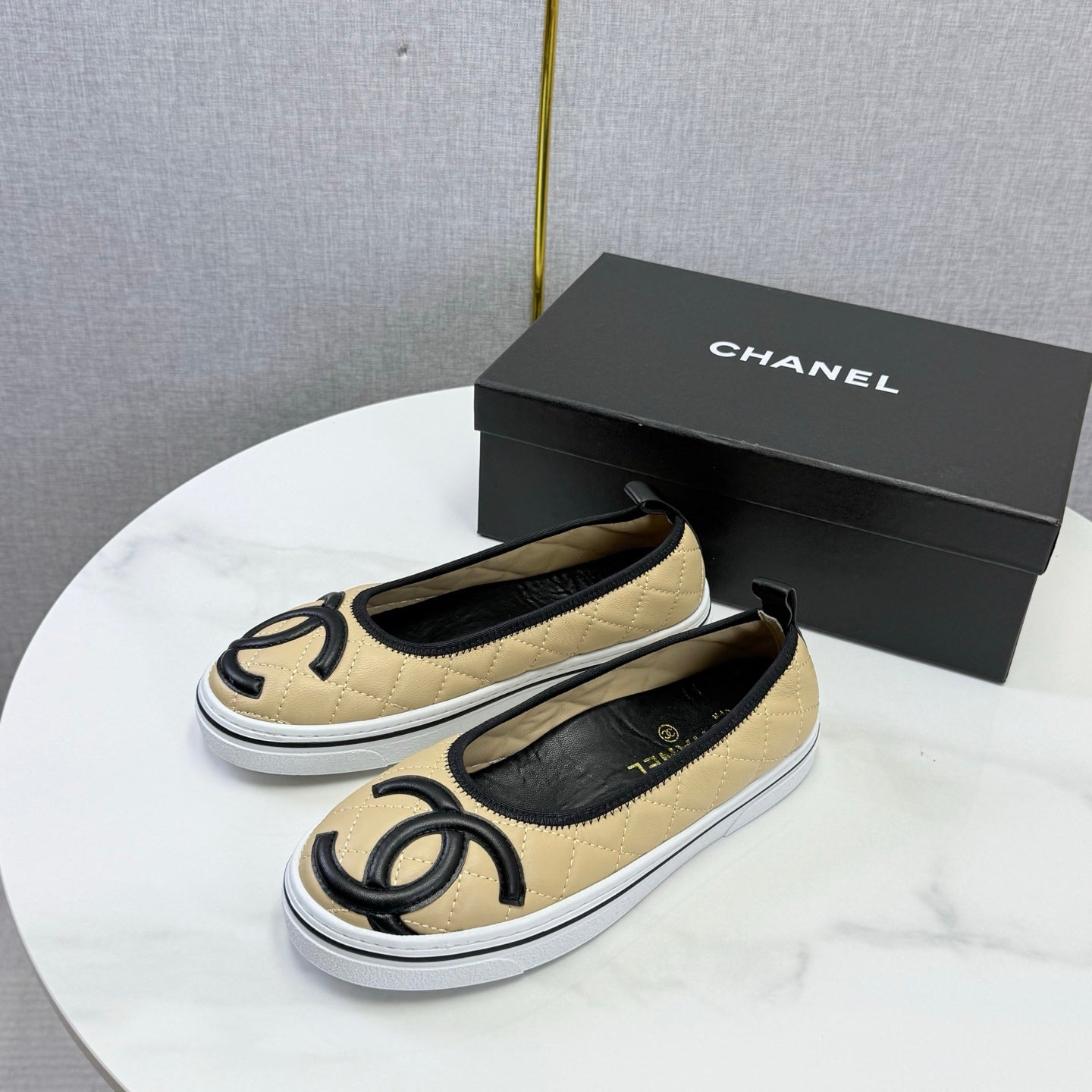 CHANEL 26S CC LOGO SLIP-ON SNEAKERS IN BEIGE CALFSKIN