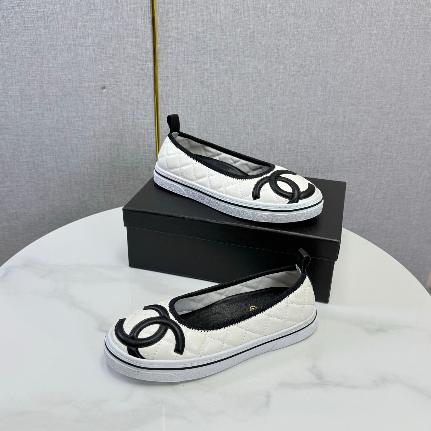 CHANEL 26S CC LOGO SLIP-ON SNEAKERS IN WHITE CALFSKIN
