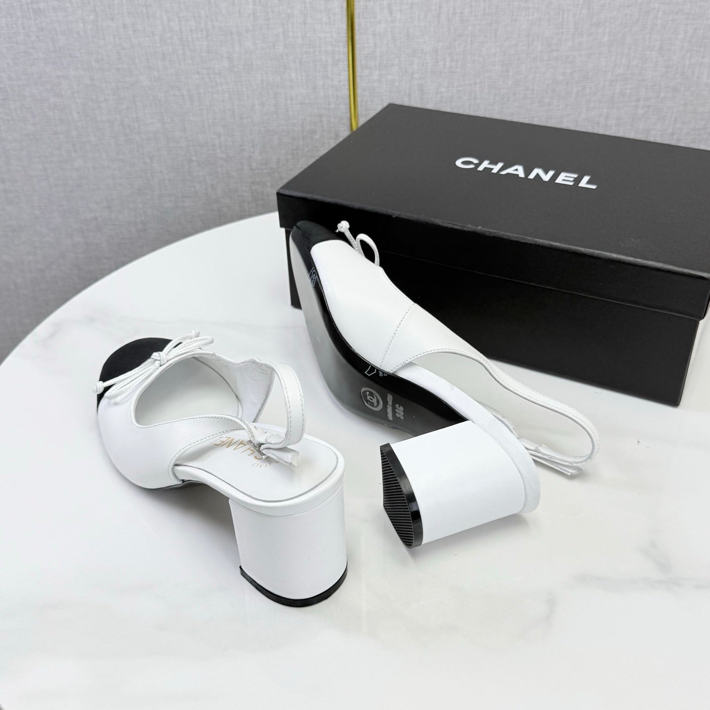 CHANEL 26S SLINGBACK HEELS 45 MM IN WHITE LAMBSKIN AND BLACK FABRIC