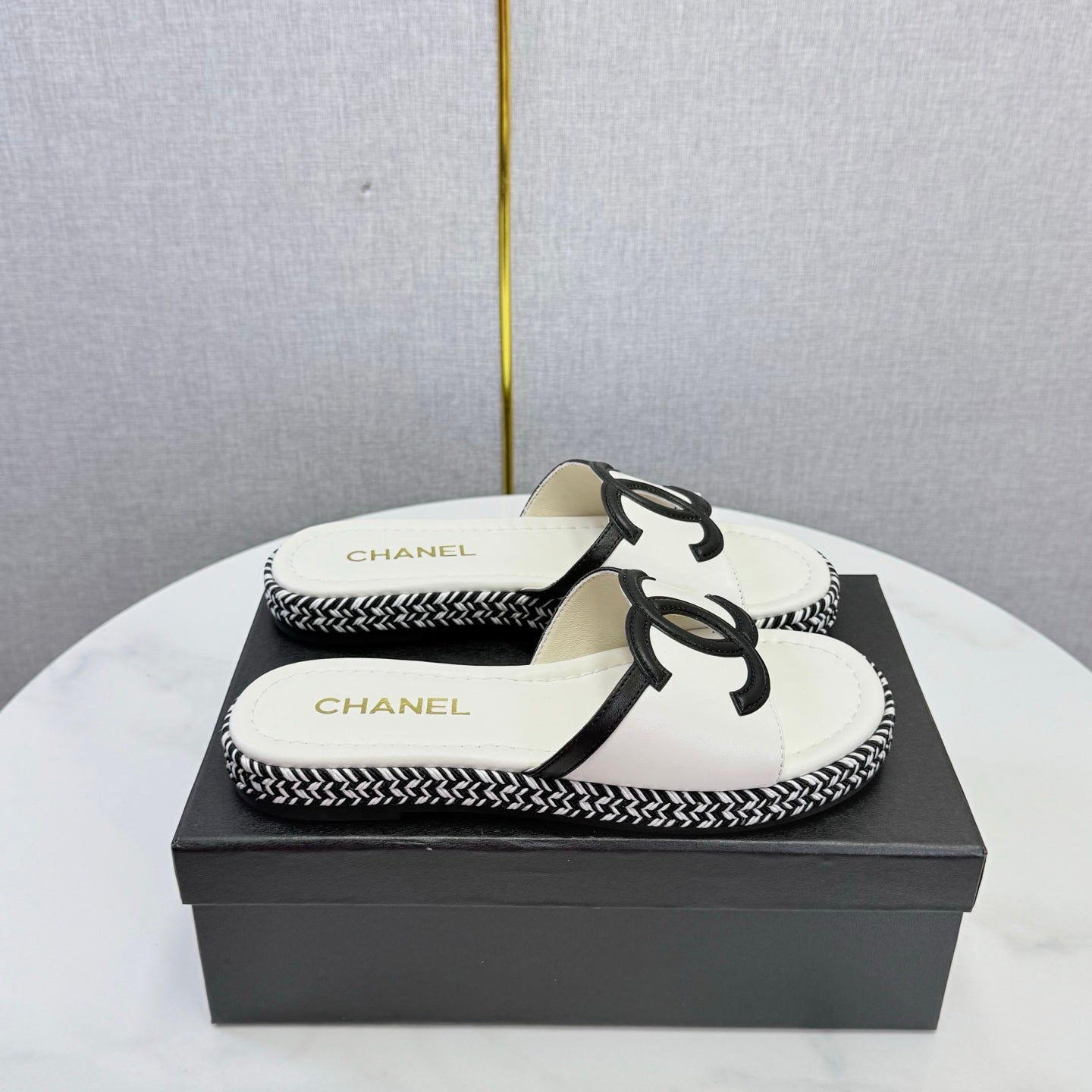 CHANEL 26S PLATFORM SLIDES IN WHITE LAMBSKIN WITH CC LOGO