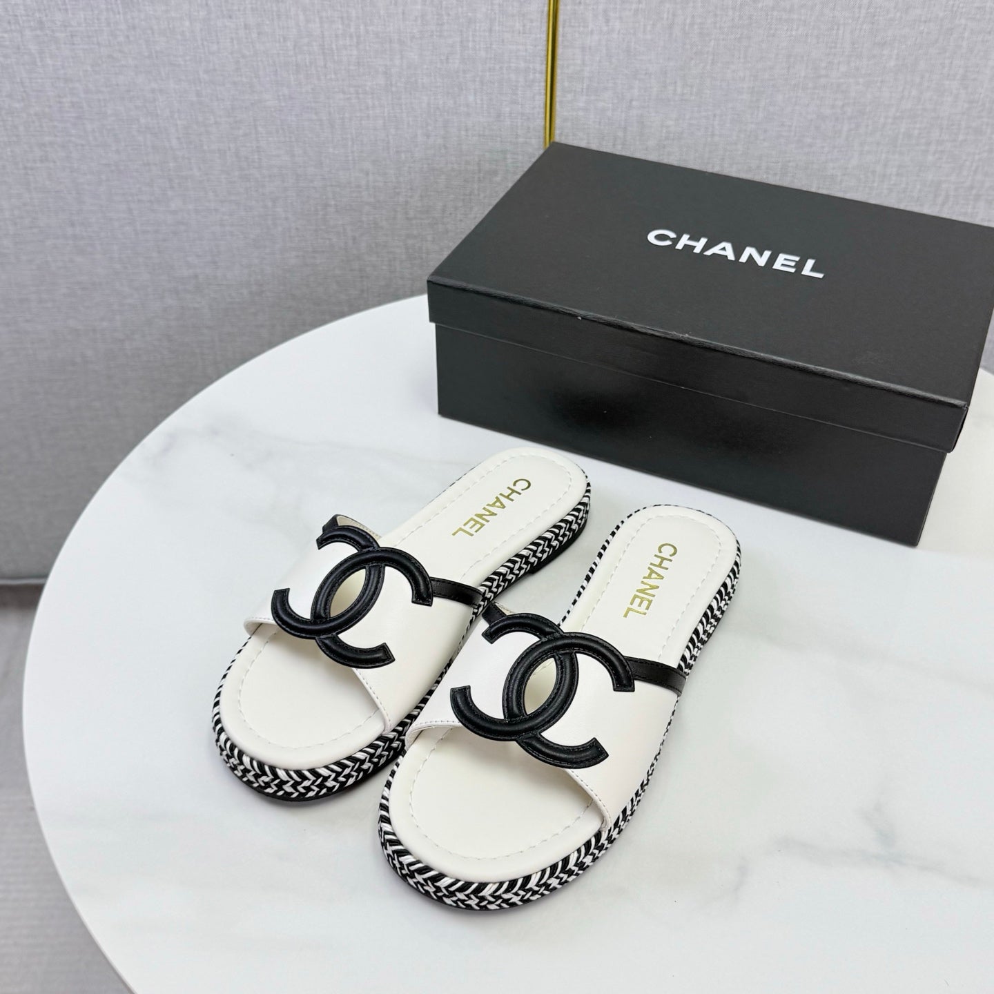 CHANEL 26S PLATFORM SLIDES IN WHITE LAMBSKIN WITH CC LOGO