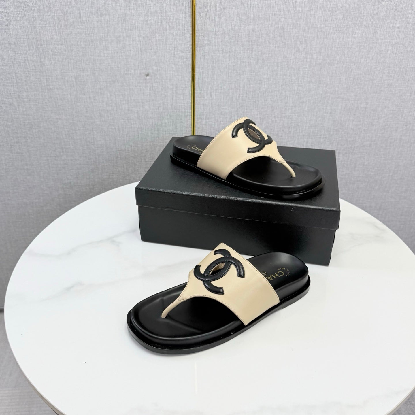 CHANEL 26S CC THONG SLIDES IN BEIGE AND BLACK LAMBSKIN