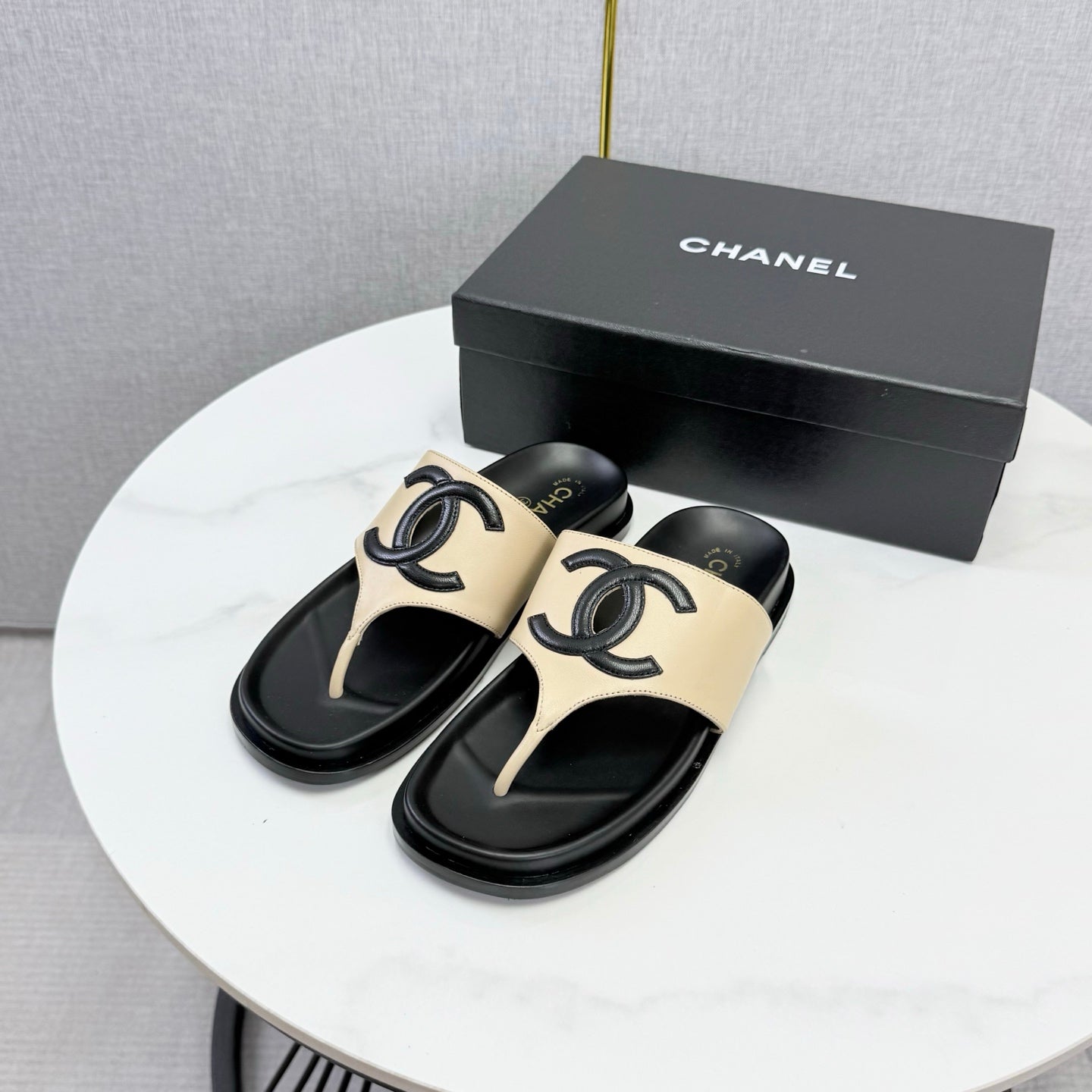 CHANEL 26S CC THONG SLIDES IN BEIGE AND BLACK LAMBSKIN