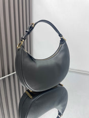 FENDIGRAPHY MEDIUM 29 IN BLACK SMOOTH LAMBSKIN GOLD HARDWARE