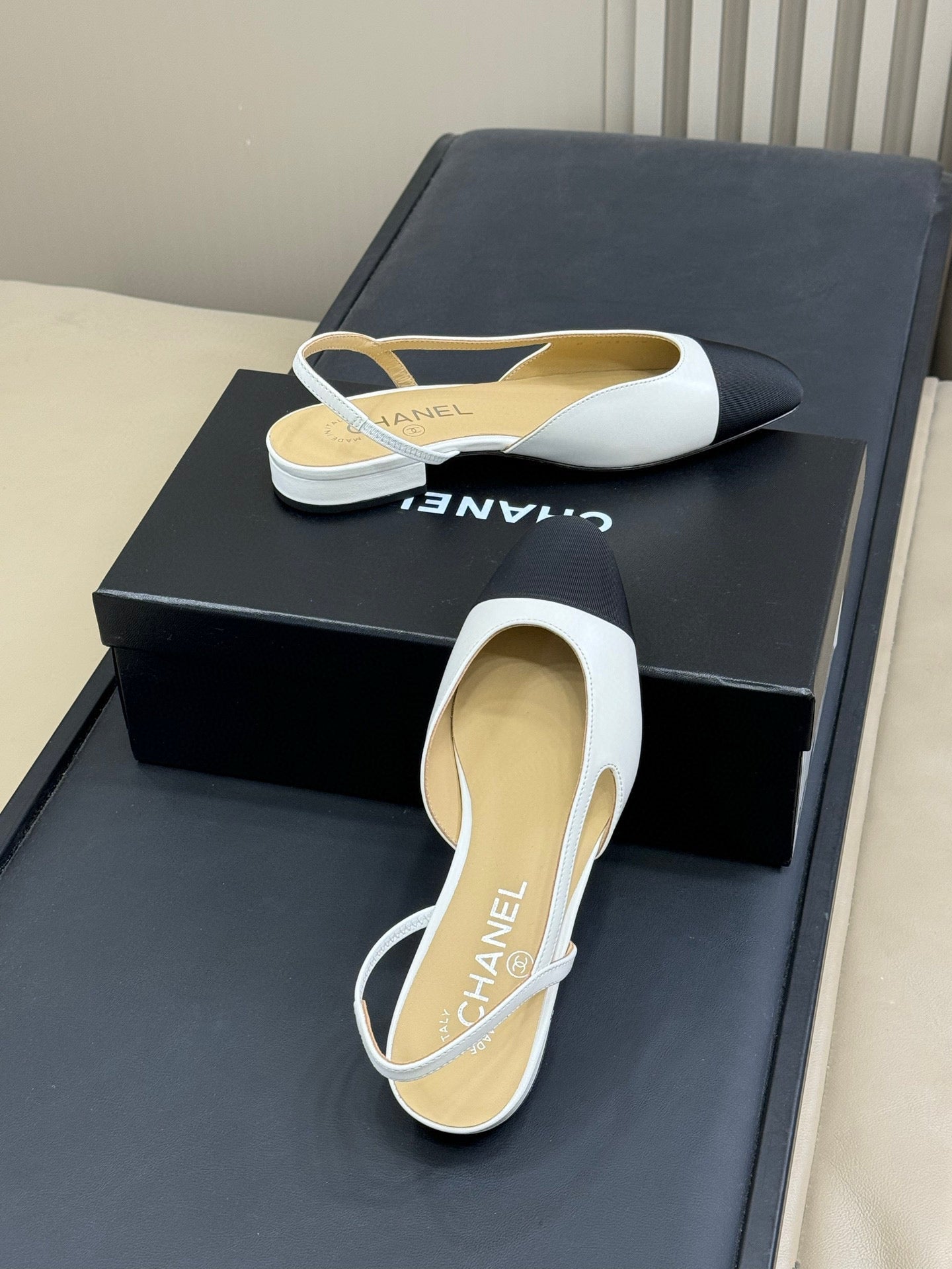 CC SLINGBACK 25S IN WHITE LAMBSKIN MIX BLACK FABRIC