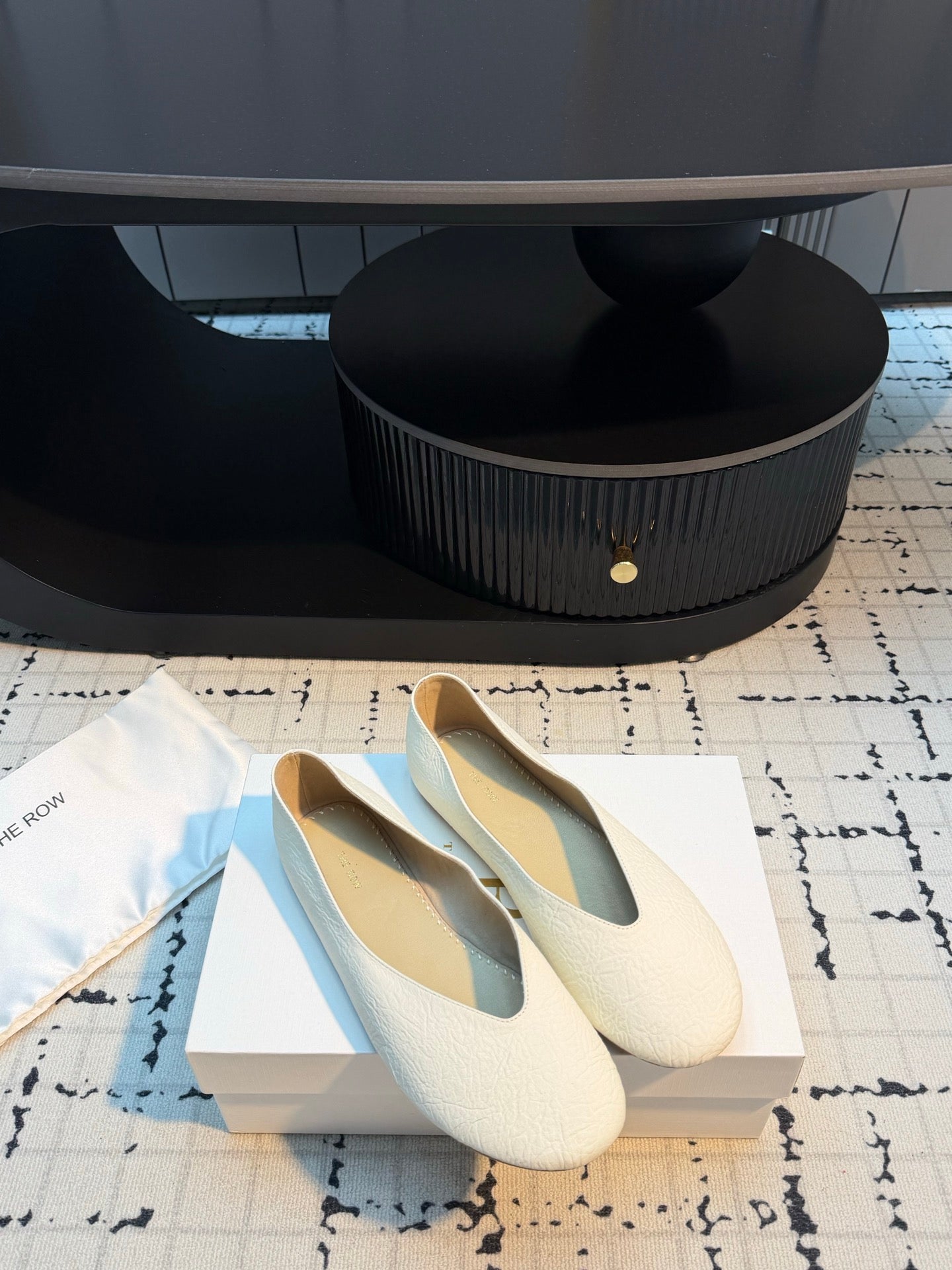 THE ROW 26S CLASSIC BALLET FLATS IN IVORY WHITE CALFSKIN