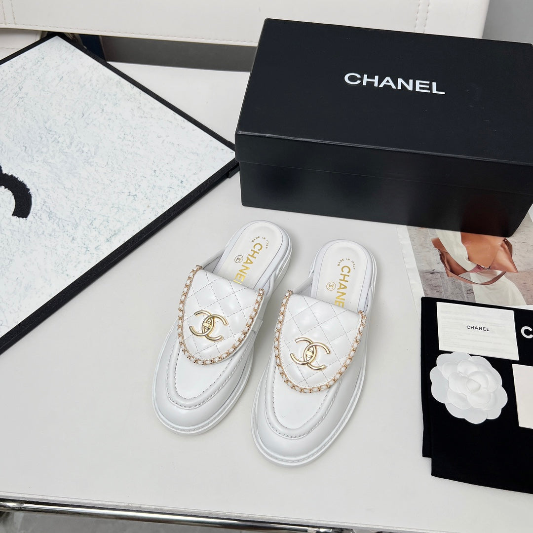 CHANEL 25S MULES WITH CHAIN DETAIL IN WHITE CALFSKIN GOLD HARDWARE